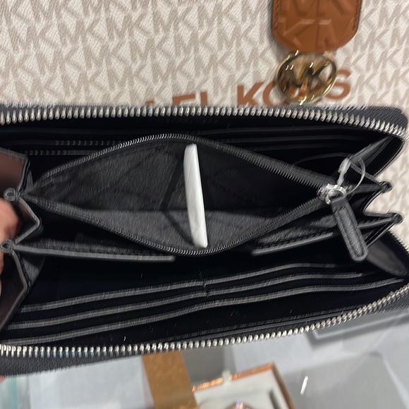 Michael Kors Men’s Women’s Cooper Tech Zip Around Wallet
Black Multi Unisex
NWT - Picture 10 of 16